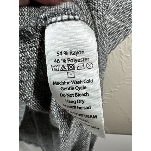 LuLaRoe Women's Shorts Sleeve Hi-Low Hem Top Gray Round Neck Size XL - Picture 4 of 6